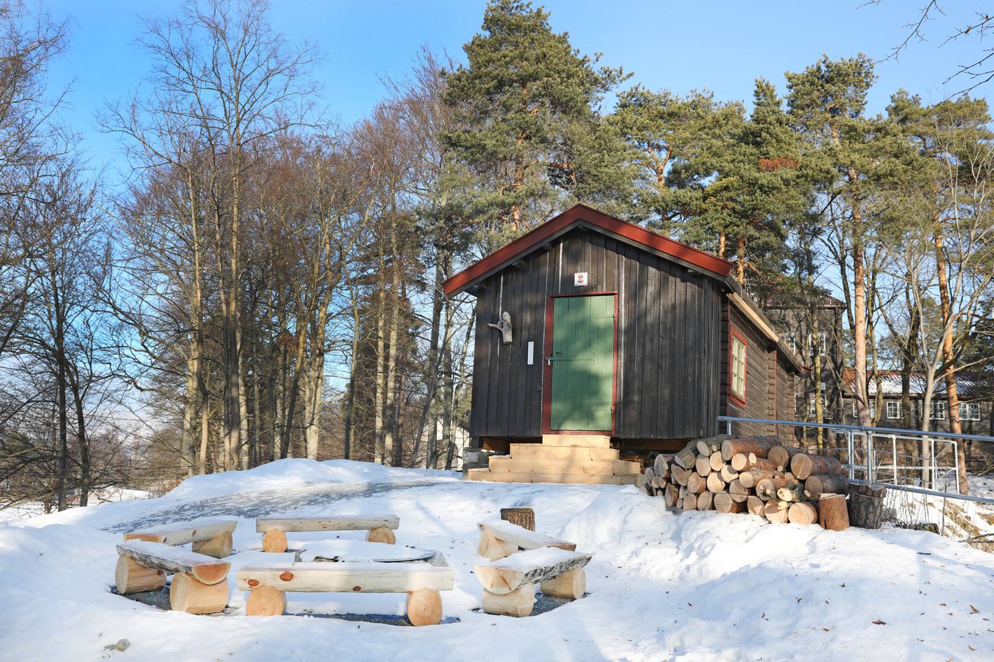 I DNT-hytta også kalt Hovinkoia vil frivillige fra Den norske turistforening by på varmt drikke i vinterferien.