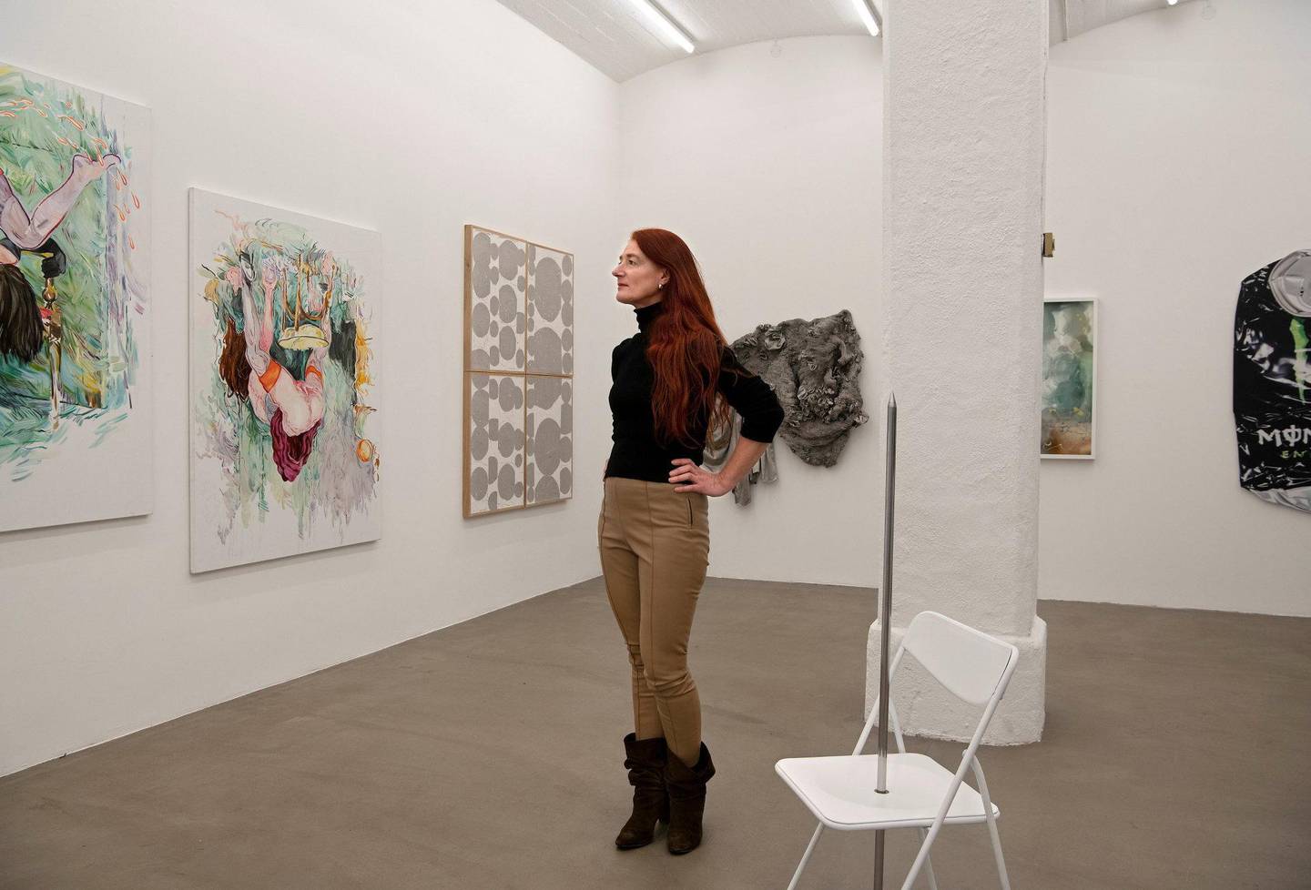 Tonje Buer har store ambisjoner med sitt galleri på Hoff. Hun har 23 kunstnere i «stallen», og har kunnet plukke på øverste hylle. Her med kunst av Karen Nikgol, Sebastian Helling og Trude Viken.