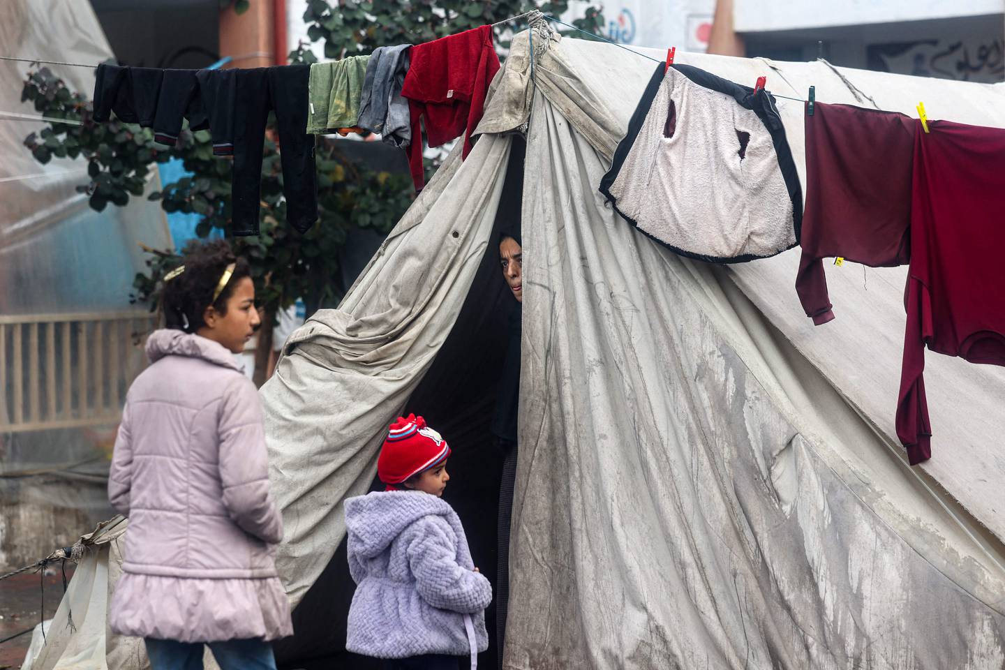 Barn og skittent telt i Gaza.
