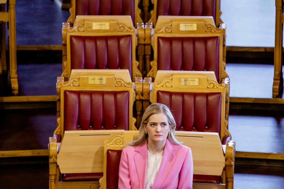Bildet er av justis- og beredskapsminister Emilie Enger Mehl. Hun sitter på en benk i Stortinget. Setene bak henne er tomme. Hun har på en rosa jakke. Foto: Stian Lysberg Solum / NTB