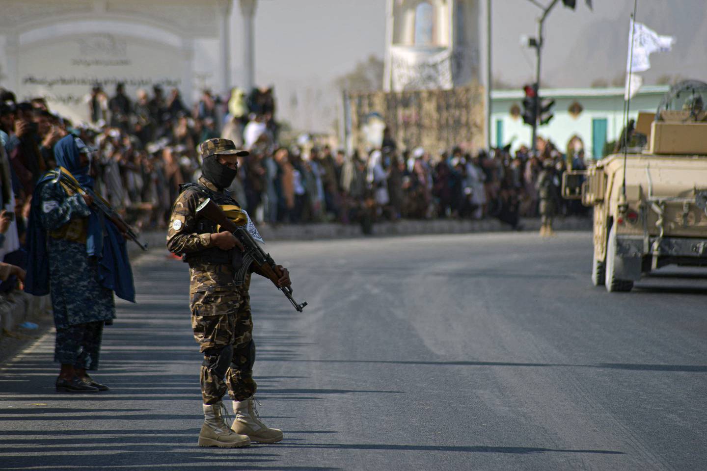 Taliban tok over makta i Afghanistan kort tid etter at de internasjonale styrkene trakk seg ut. Mandag viste Taliban-styrkene seg i gatene i Kandahar under en militærparade.