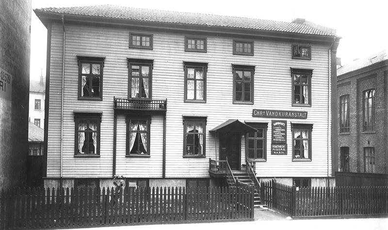 «CHRISTIANIA VANDKUR- OG LYSBADEANSTALT» 1908: Fasaden til det som på folkemunne het Kurbadet.