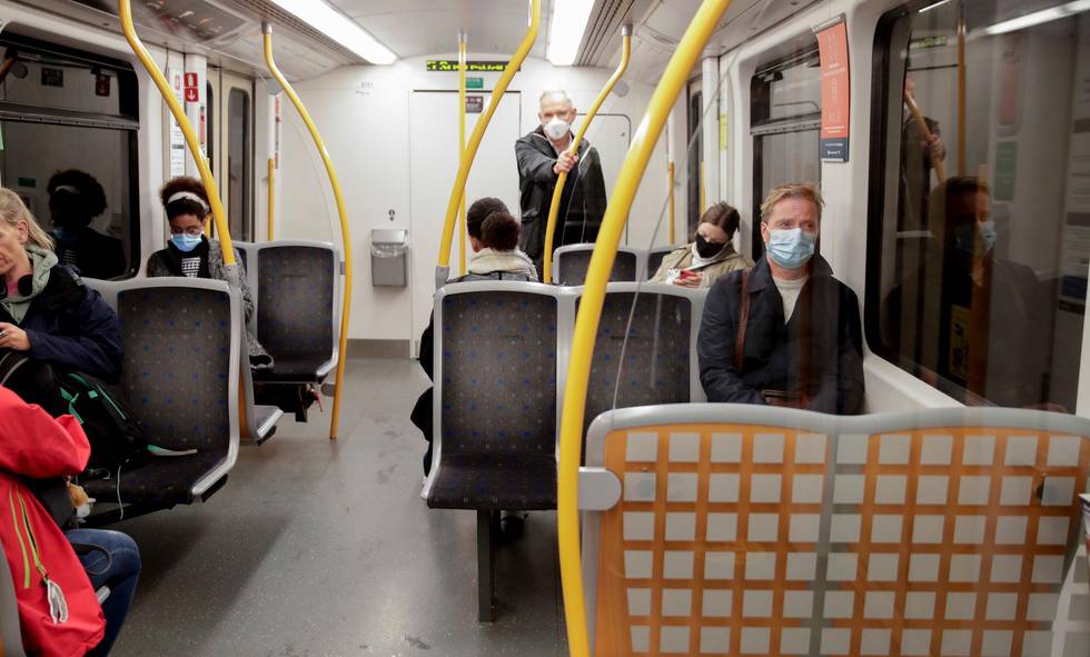 Oslo 20200929. 
Ikke alle bruker munnbind på t-banen tirsdag morgen.
Foto: Vidar Ruud / NTB