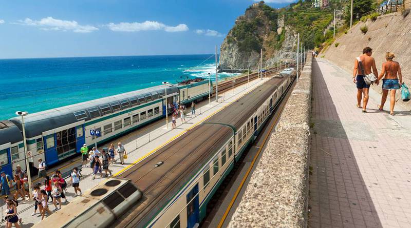 Toget som går langs kysten av Liguria i Italia er en flott opplevelse. Småbyene ligger som perler på en snor langs linjen. FOTO: NTB SCANPIX