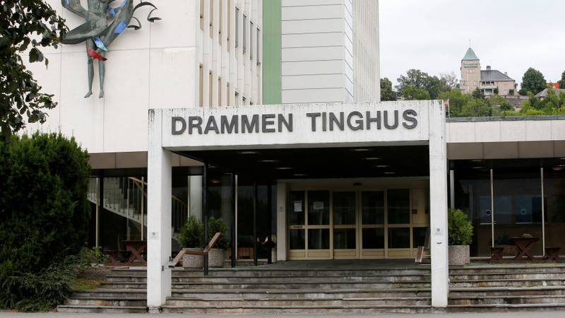 Et tidligere styremedlem i Islamsk Råd møtte i Drammen tingrett i går, tiltalt for Nav-bedrageri og                            underslag av offentlige trosmidler. Han tilsto på alle punkter unntatt ett.