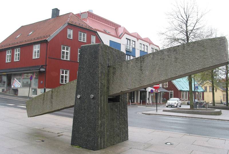 Nico Wiederbergs skulptur foran Huitfeldtgården gir en humoristisk framstilling av høyvekta på Moss. FOTO: PAUL NORBERG