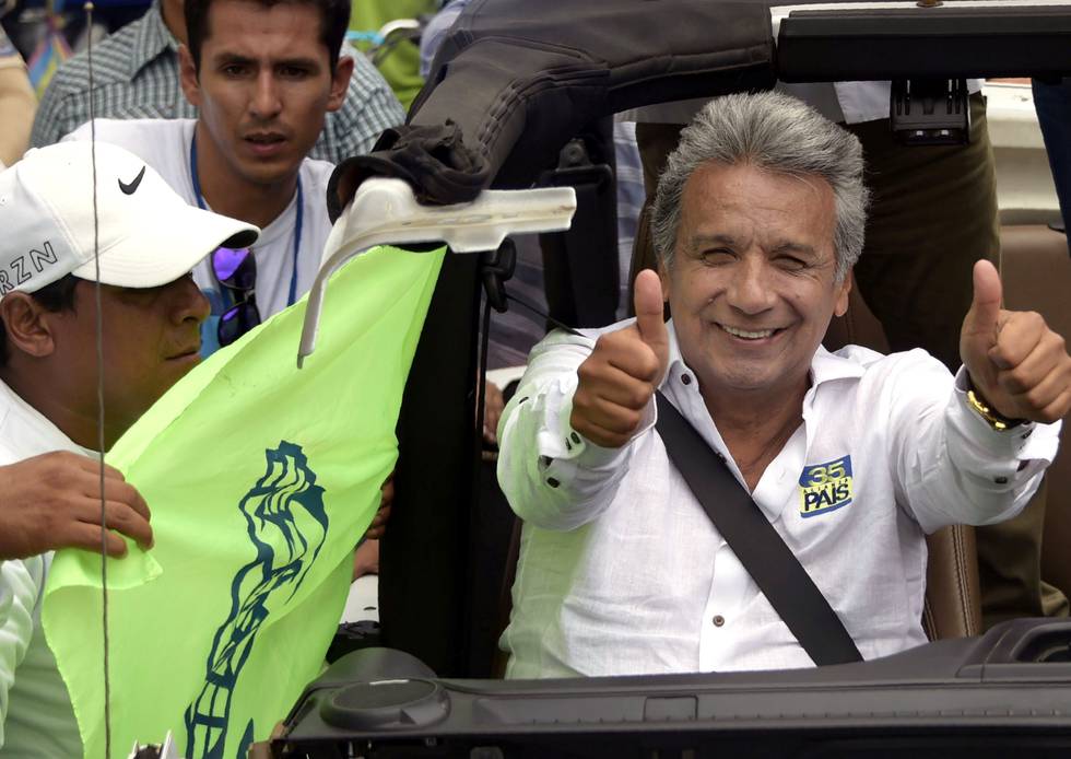 SPENNENDE: Presidentkandidat Lenin Moreno feirer seieren i første runde i presidentvalget i Ecuador. Andre runde går 2. april, da er det ikke sikkert at Moreno vinner igjen. FOTO: RODRIGO BUENDIA/NTB SCANPIX