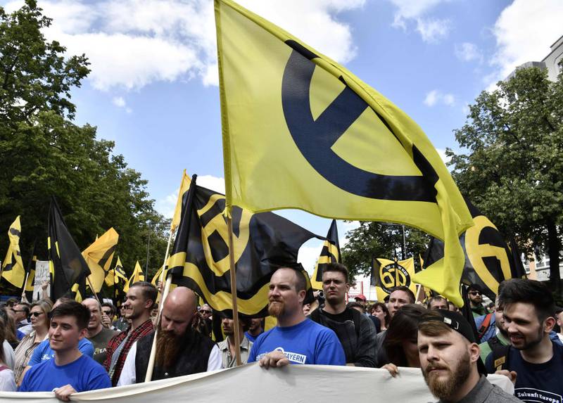 TYSKLAND: Her er medlemmer av den identitære bevegelsen i Tyskland under en demonstrasjon i juni i Berlin. FOTO: NTB SCANPIX