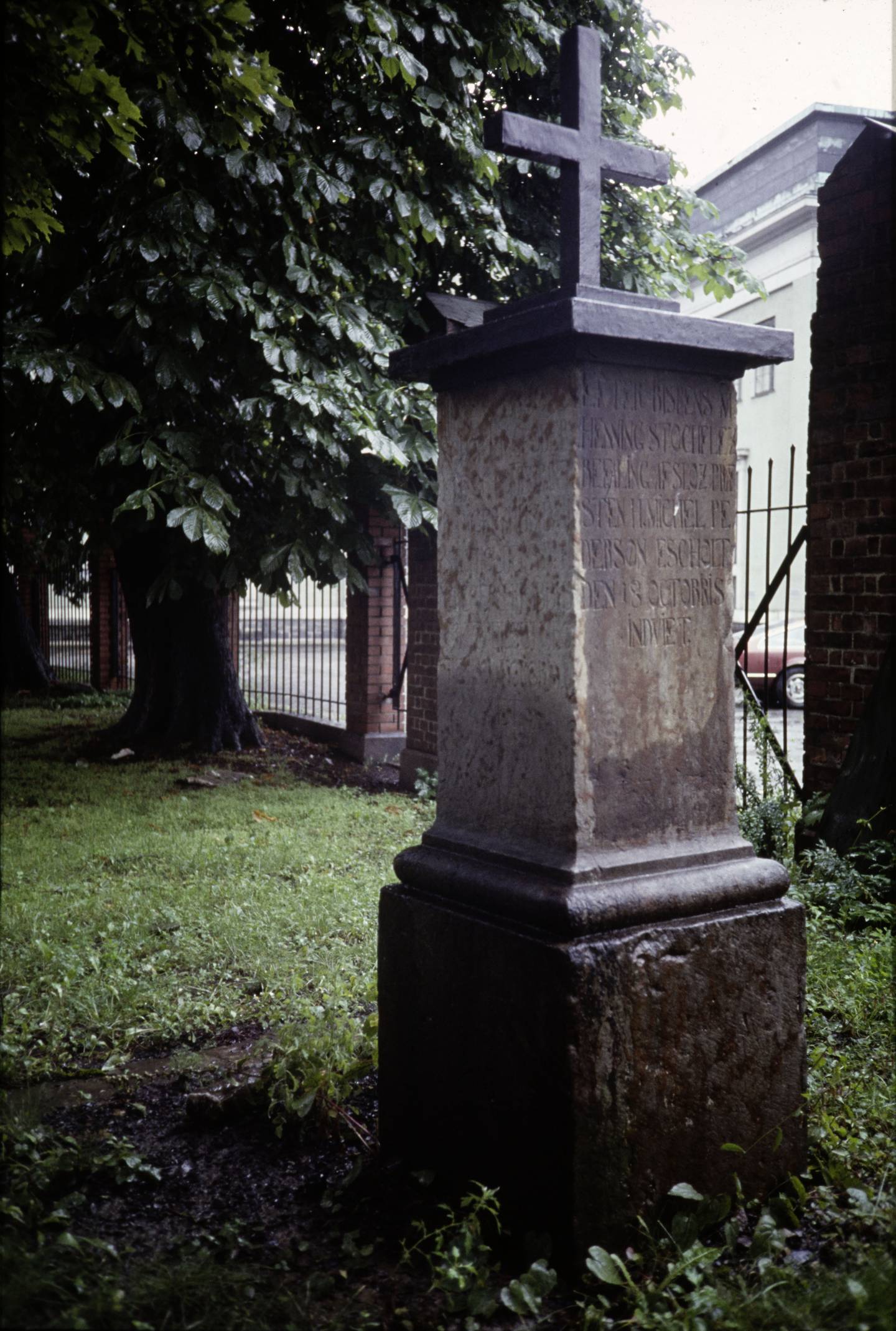 Peststøtten på Krist kirkegård. De døde etter pestangrepet i 1654, hovedsakelig soldater fra Akershus festning, ble hedret med et dette monumentet fra samme år. Fotografert ca. 1985.