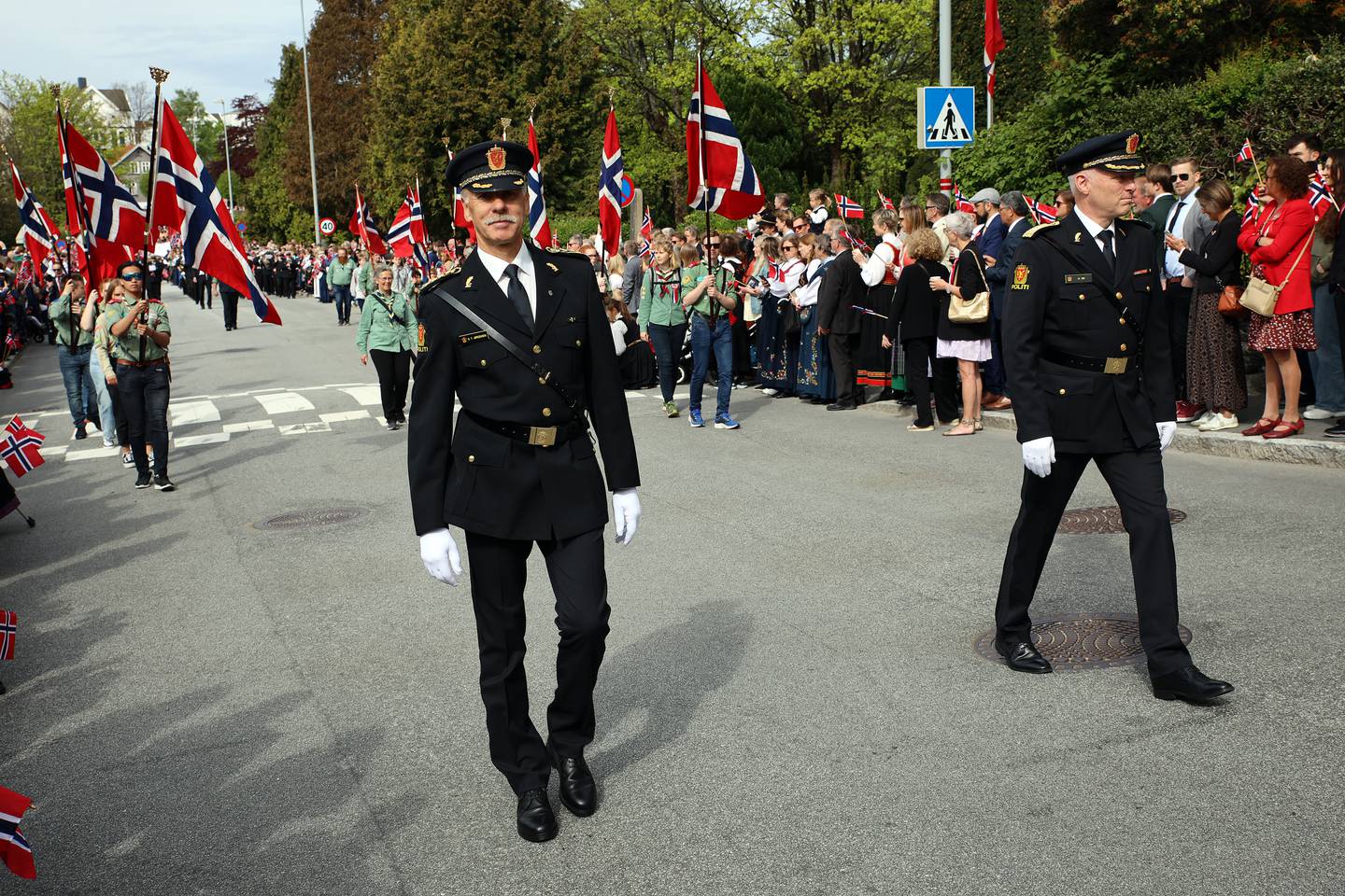 Stasjonssjef ved Stavanger politistasjon, Odd Tveit Jørgensen og politimester Hans Vik i Sør-Vest politidistrikt i front av speidernes flaggborg.
