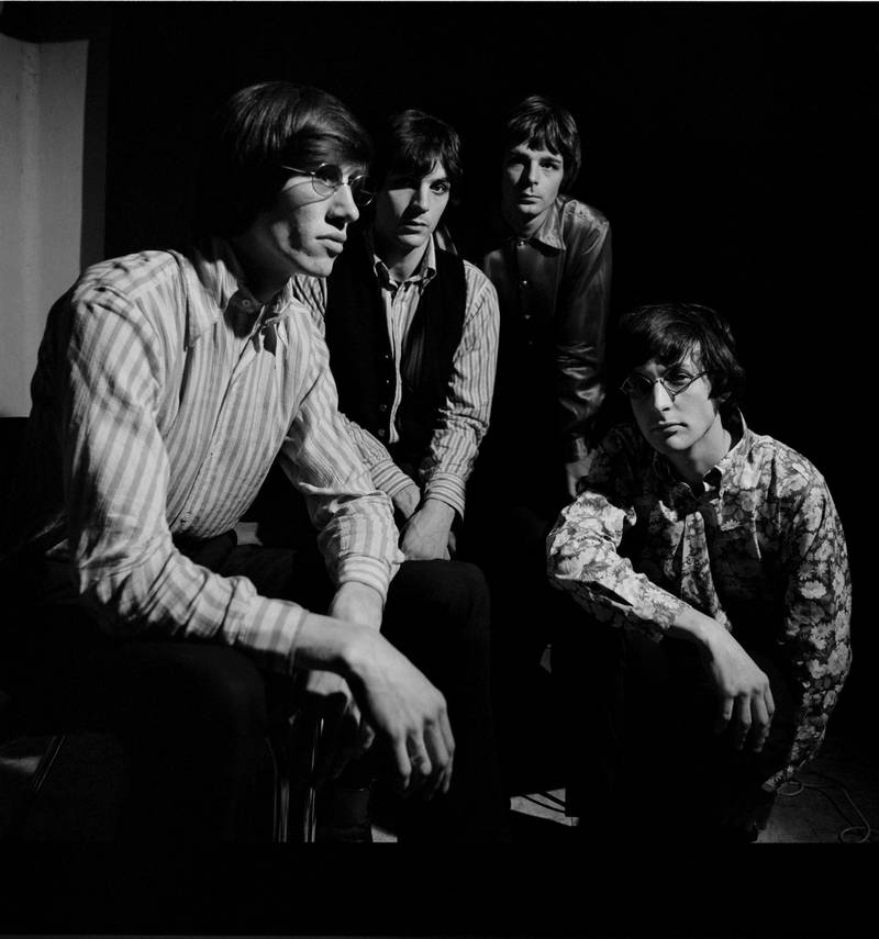 Portrett av artistene som svært unge menn: Roger Waters, Syd Barrett, Richard Wright og Nick Mason. 
