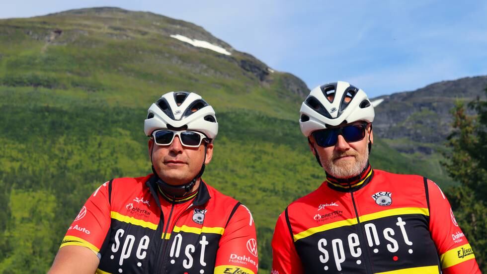 Tony Jensen (t.v.) og Håkon Pedersen fra Idretten Skaper Sjanser under en av etappene i Arctic Race of Norway 2021.