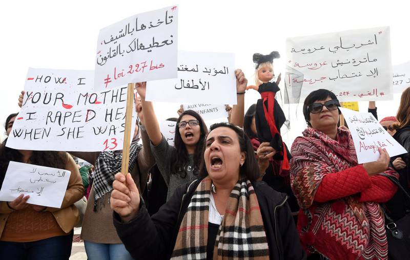 Tunisias president åpner for at kvinner kan gifte seg med ikke-muslimer og få lik arverett som menn, som første land ut i Midtøsten og Nord-Afrika. Her demonstrere kvinne-aktivister i Tunis.