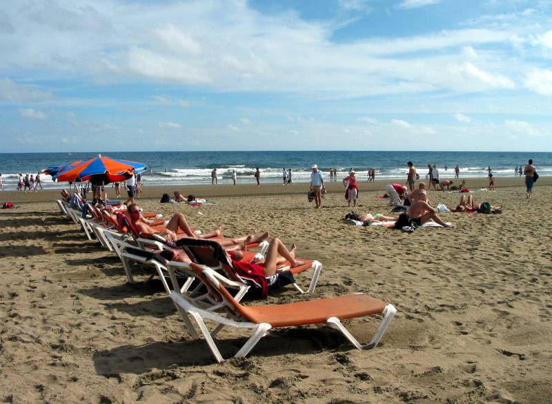 Nordmenns fremste motivasjon for å reise er sol og varme. De fleste som reiser i vinterhalvåret drar til Gran Canaria, som hit til stranden ved Playa del Inglés.