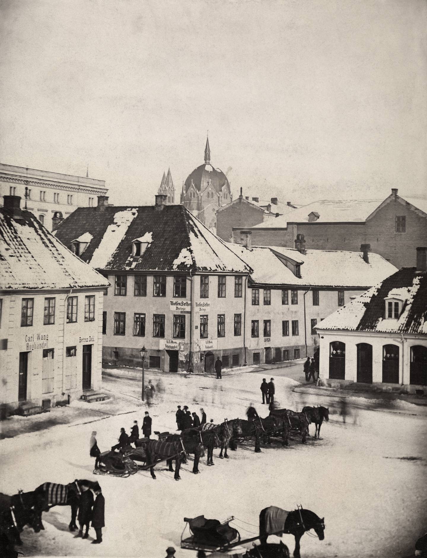 Stortorget med Stortorvets Gjæstgiveri til høyre og Trefoldighetskirken i bakgrunnen 1860 - 1870.
