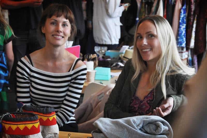 Metteliva Henningsen og Guro Ellingsen tok initiativ til loppemarkedet på Absinthen. Foto: Tone Helene Oskarsen