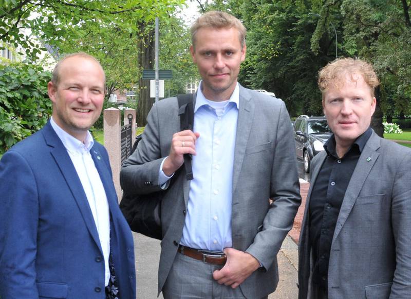Trøgstad-ordfører Ole André Myhrvold (t.v.), nestleder i Sp, Ola Borten Moe, og førstekandidat i Akershus, Sigbjørn Gjelsvik, er enige om å prioritere Rygge framfor Gardermoen. 
