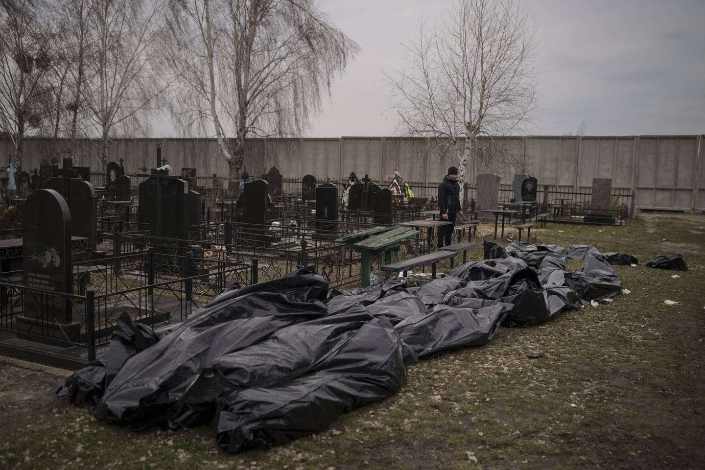 Flere titalls drepte venter gravlegging på kirkegården i Butsja 5. april.