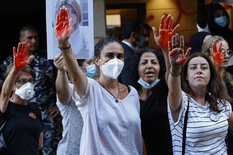 PROTEST: Pårørende demonstrerer i Beirut 13. juli i år, med krav om rettferdighet for ofrene for eksplosjonen i fjor. For libanesere flest har det siste året gått fra vondt til verre, samtidig som landet har opplevd en politisk krise.