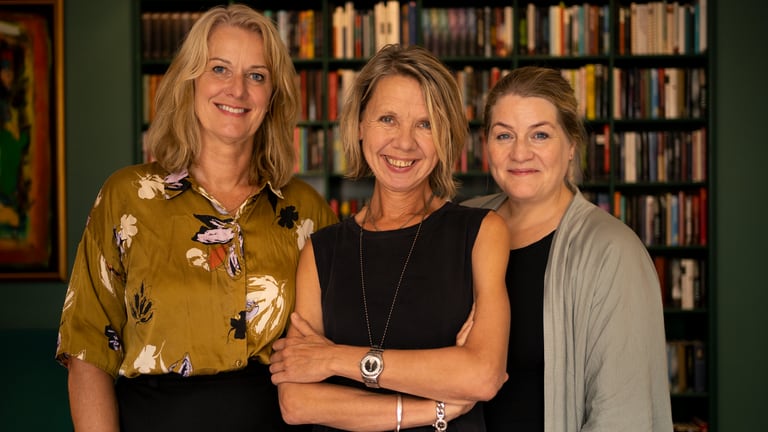 F.v. Elisabeth Thorsen, Pia Beate Pedersen og Cecilie Benneche, som sammen har skrevet «Presten, psykologen og gærningen».