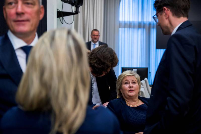 I FORSVAR: Statsminister Erna Solberg (H) må igjen forsvare seg i saken om terrorsikring. Her fra forrige høring, i samtale med statssekretær Rune Alstadsæter forsvarsminister Frank Bakke-Jensen (t.v.), i bakgrunnen er Høyres mann i komiteen, Svein Harberg.