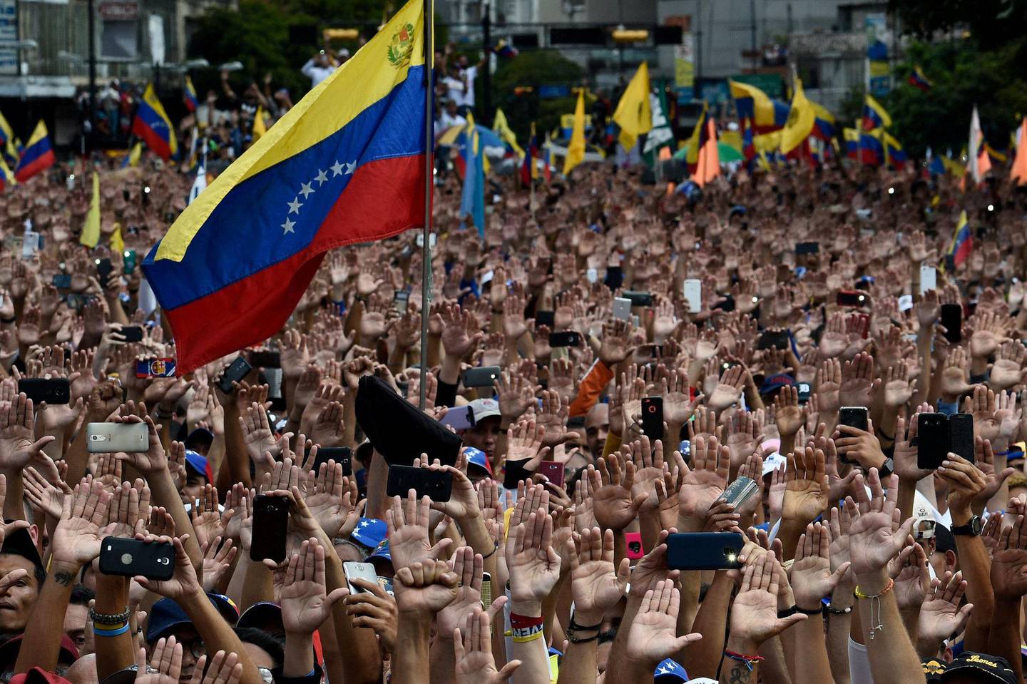 MASSEPROTESTER: Tusenvis av mennesker under en massedemonstrasjon mot president Nicolás Maduro i Caracas onsdag. FOTO: NTB SCANPIX