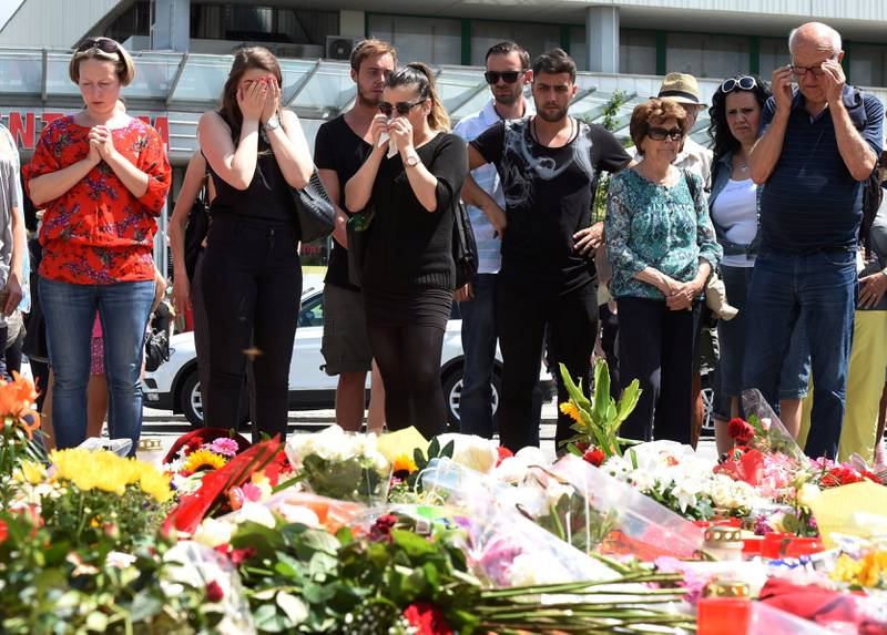 sorg: Mange la i helgen ned blomster ved kjøpesenteret Olympia i München. Ni mennesker ble drept og et titalls mennesker skadet i fredagens angrep. Gjerningsmannen, David Ali Sonboly, tok senere sitt eget liv. 