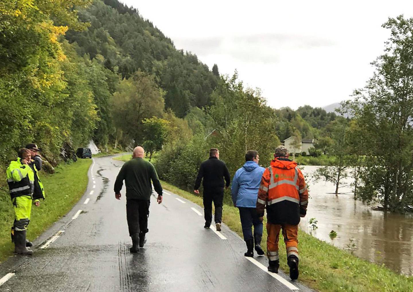 Over sine bredder: Elva Surna i Møre og Romsdal gikk over sine bredder i går, og over 100 sauer ble tatt av vannet. FOTO: TOR HELGE SOLLI / TIDENS KRAV / NTB SCANPIX