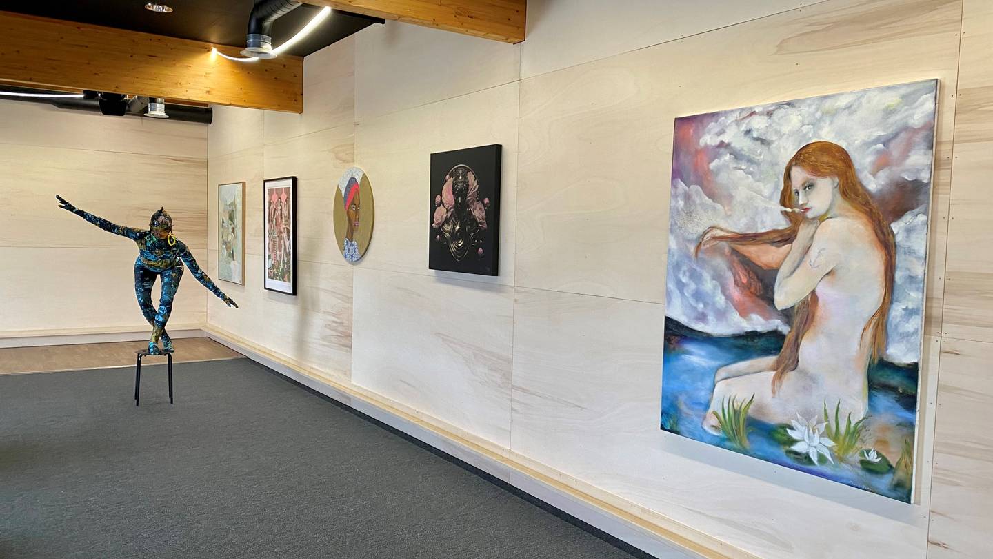 Pia Myrvold har flyttet inn hos Forus Travbane. På kvinnedagen åpner utstillingen PHASES, som består av åtte verk av åtte kvinnelige billedkunstnere.