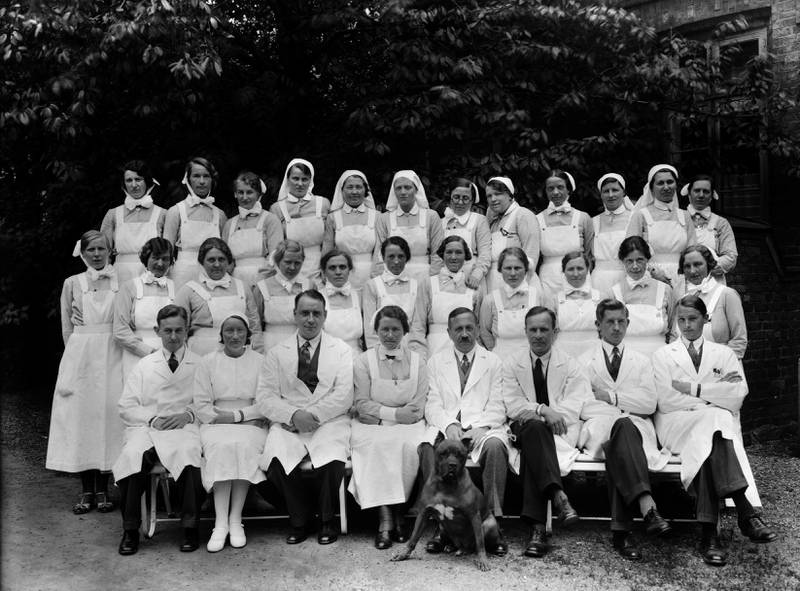 SJUKEPLEIERE ANNO 1920–30: I 1900 begynte kommunen å utdanne sjukepleiere. Utdanninga varte i 6 måneder og var basert på at elevene hadde et halvt års øvelse i faget før de begynte. Ukjent sted.
