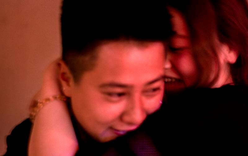 Hu og Ren møttes på Ta Ta bar, og har vært kjærester i noen få måneder. Cheng ga Yan en løftering på Valentine’s Day.