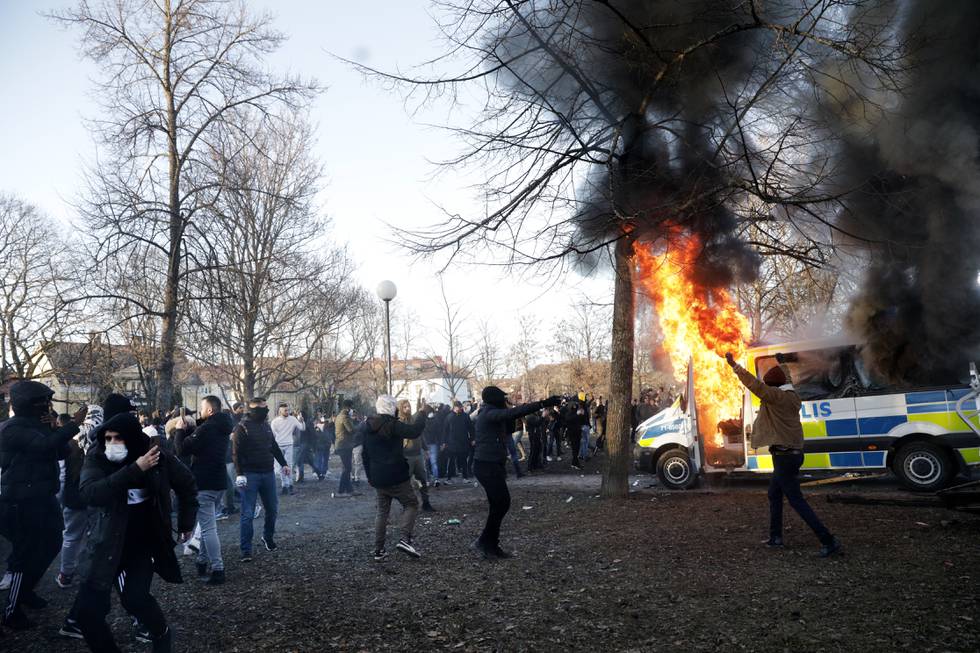 Det har vært et farlig kaos i Sverige i påsken. Hva skjer i nabolandet vårt?