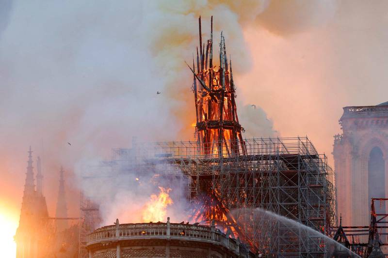 PARIS: Notre-Dame i Paris fikk store skader under brannen mandag. Brannen etterforskes som en ulykke. FOTO: FRANCOIS GUILLOT/NTB SCANPIX