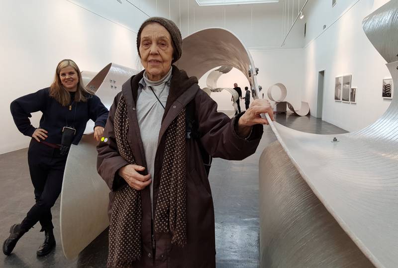Siri Aurdal og Eline Mugaas (til venstre) har gjenskapt Siris bølgeskulpturer fra 1969 i overlyssalen på Kunstnernes Hus. De inngår i en utstilling som er overraskende vital og som inviterer til publikums medvirkning. FOTO: LARS ELTON