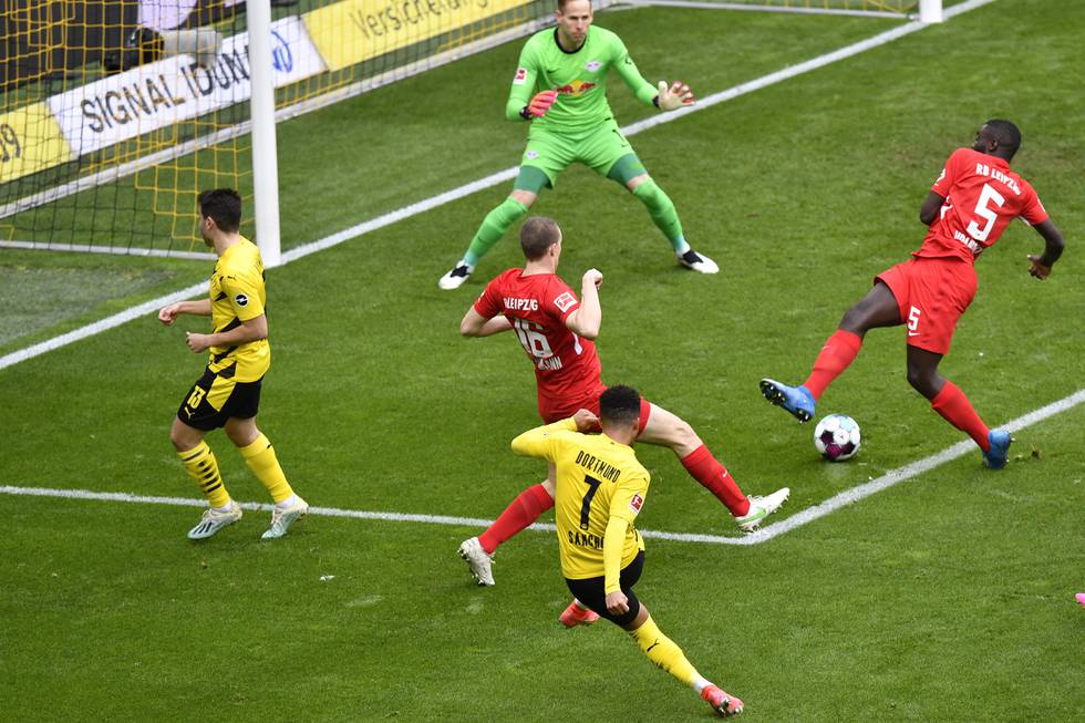 Jadon Sancho setter inn 2-0 for Dortmund mot Leipzig. Foto: Martin Meissner / AP / NTB