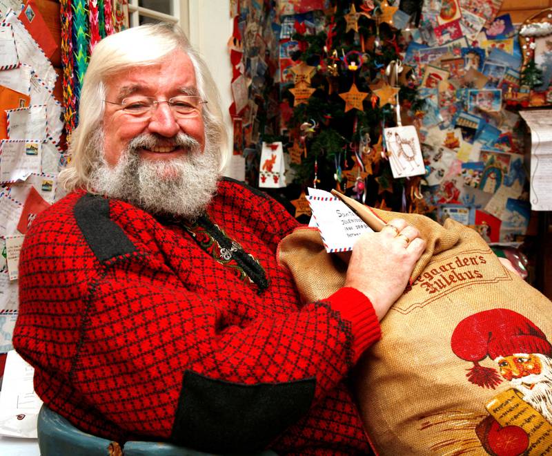 «Julenissens fetter»: Tom Kristiansen ved Julehuset i Drøbak, som omtaler seg selv som Julenissens fetter, tar imot posten til nissen. Hele 3.000 svarkort sender Julehuset tilbake ut i verden.