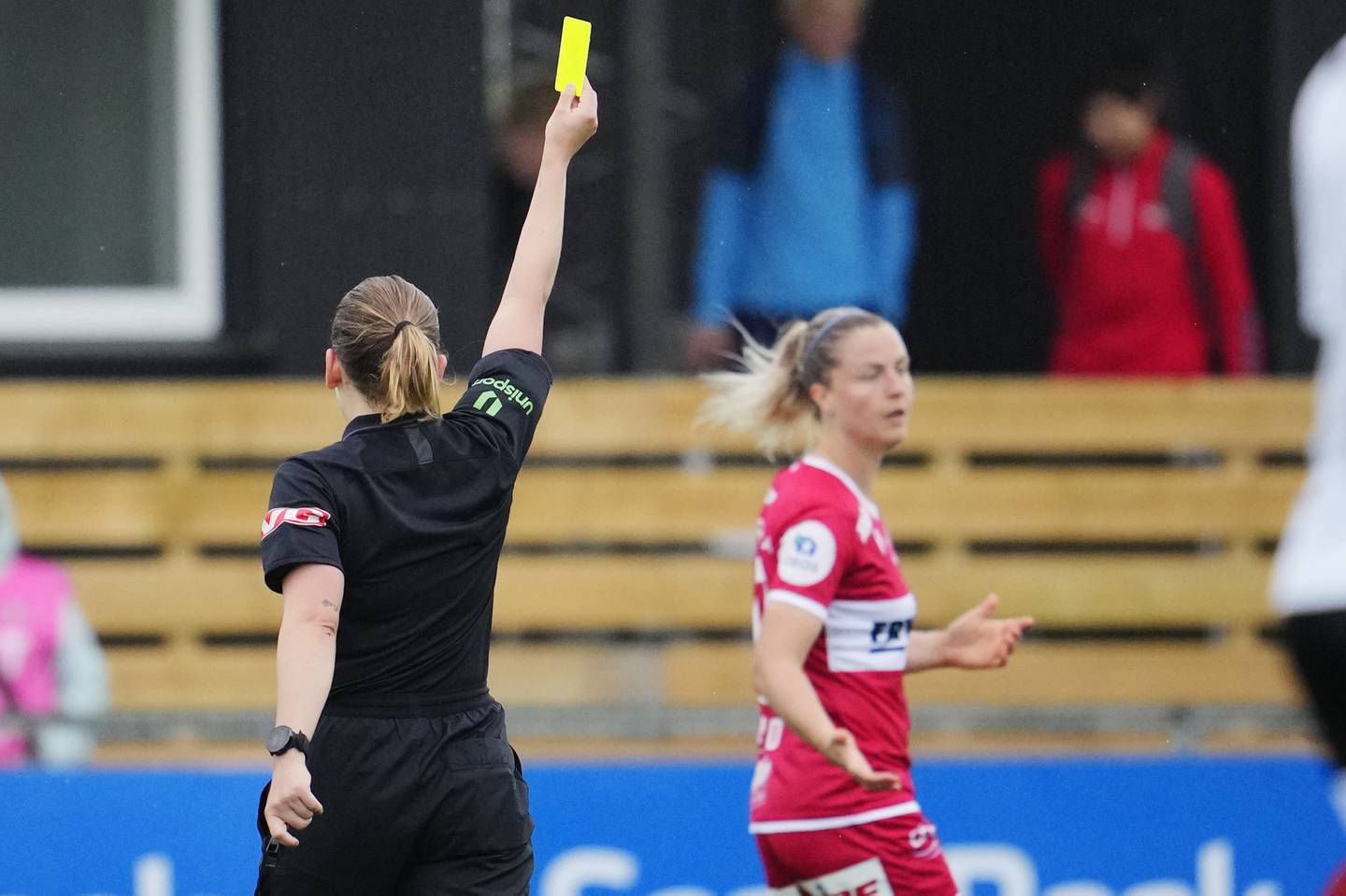 Ingrid Spord får gult kort mot Rosenborg. Nå skal hun igjen ikle seg den fargen. Foto: Ole Martin Wold / NTB