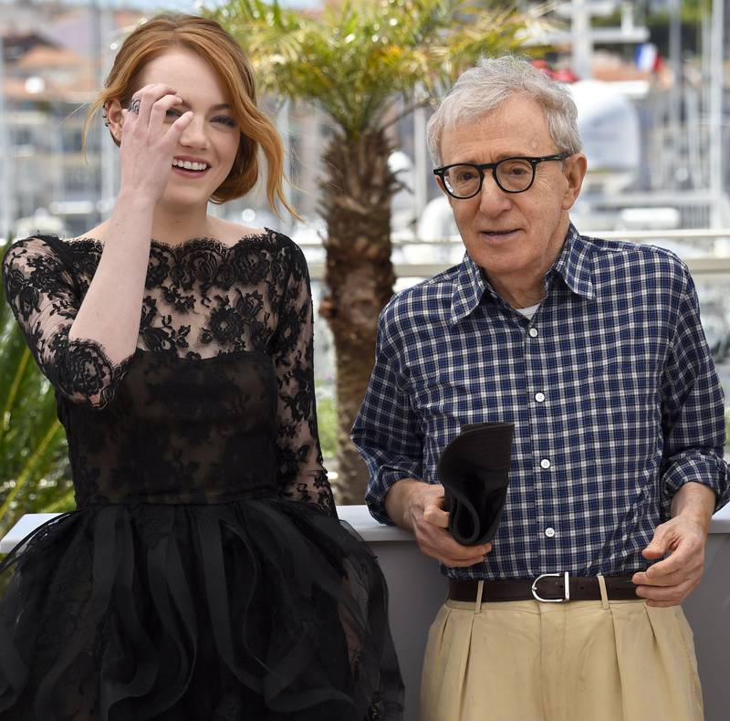 Latteren satt løst da Woody Allen tok med seg sin nye favorittskuespiller Emma Stone på Croisetten i Cannes, i anledning hans nye «Irrational Man». FOTO: YVES HERMAN/NTB SCANPIX