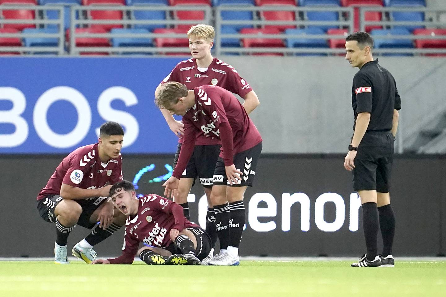 Hoveddommer Ajdin Medic i aksjon da Sandnes Ulfs Artan Memedov blir skadet under cupfinalen for juniorer mot Molde  på Intility Arena i november.