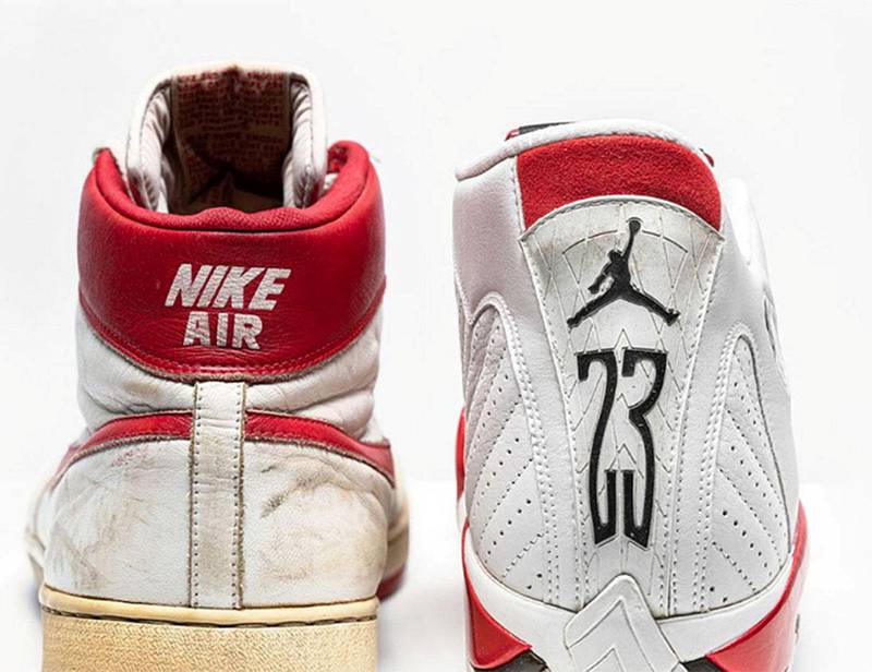 De første (t.v.) – et par Nike Air Ship som Michael Jordan brukte i rookiekampene i 1984 – og de siste, et par Air Jordan 14 som han varmet opp i før de siste kampene av karrieren i 1998. Foto: Christie’s