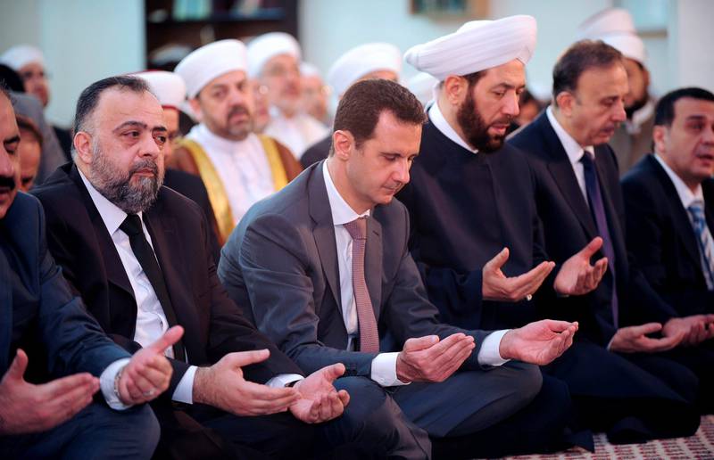 President Bashar al-Assad (i midten) deltar på bønn i al-Hamad-­­moskeen i Damaskus. FOTO: SANA/NTB SCANPIX