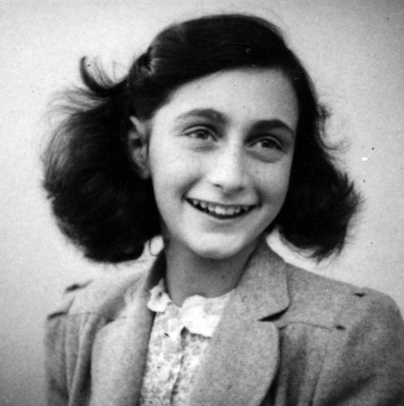 Anne Frank i mai 1942. Passbildet tyder på at det verste alvoret ennå ikke har sunket inn.