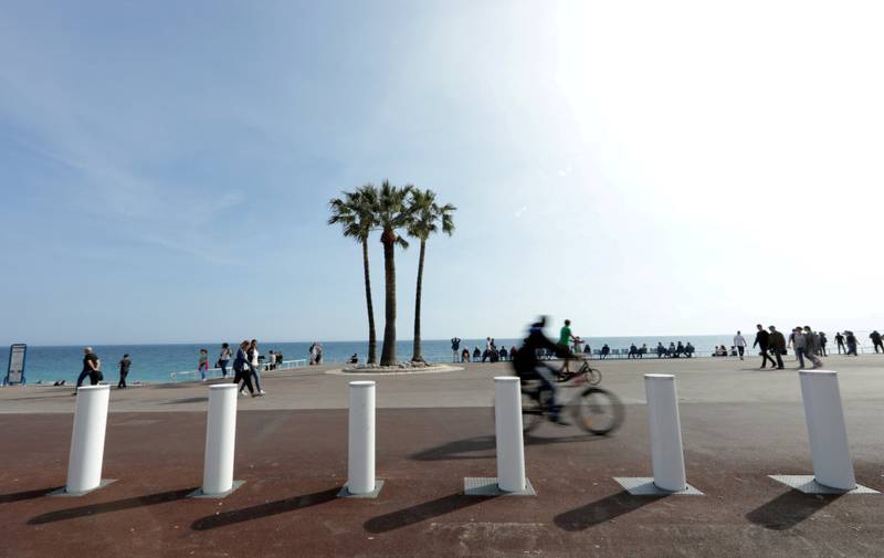Promenade des Anglais, som ble rammet av et terrorangrep på den  franske nasjonaldagen 14. juli i fjor, har fått nye sikkerhetstiltak.