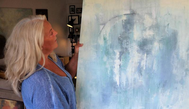 – Det letteste for meg som nybegynner er å male med akryl, sier Kikki. Hun har i løpet av kort tid lært seg mange teknikker.