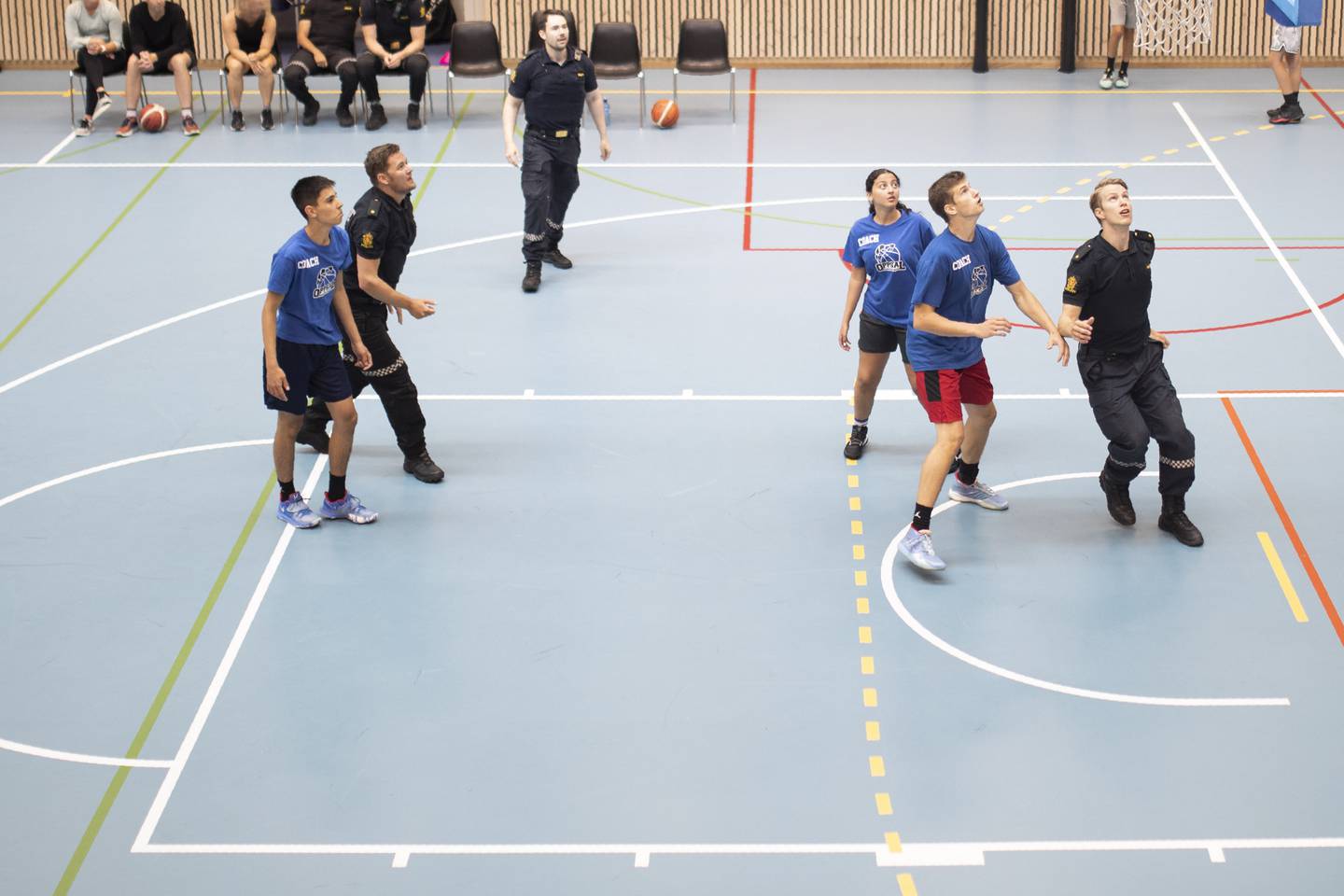Medlemmer av politiets nettpatrulje møter trenere fra basketskolen til kamp i Oppsal arena.