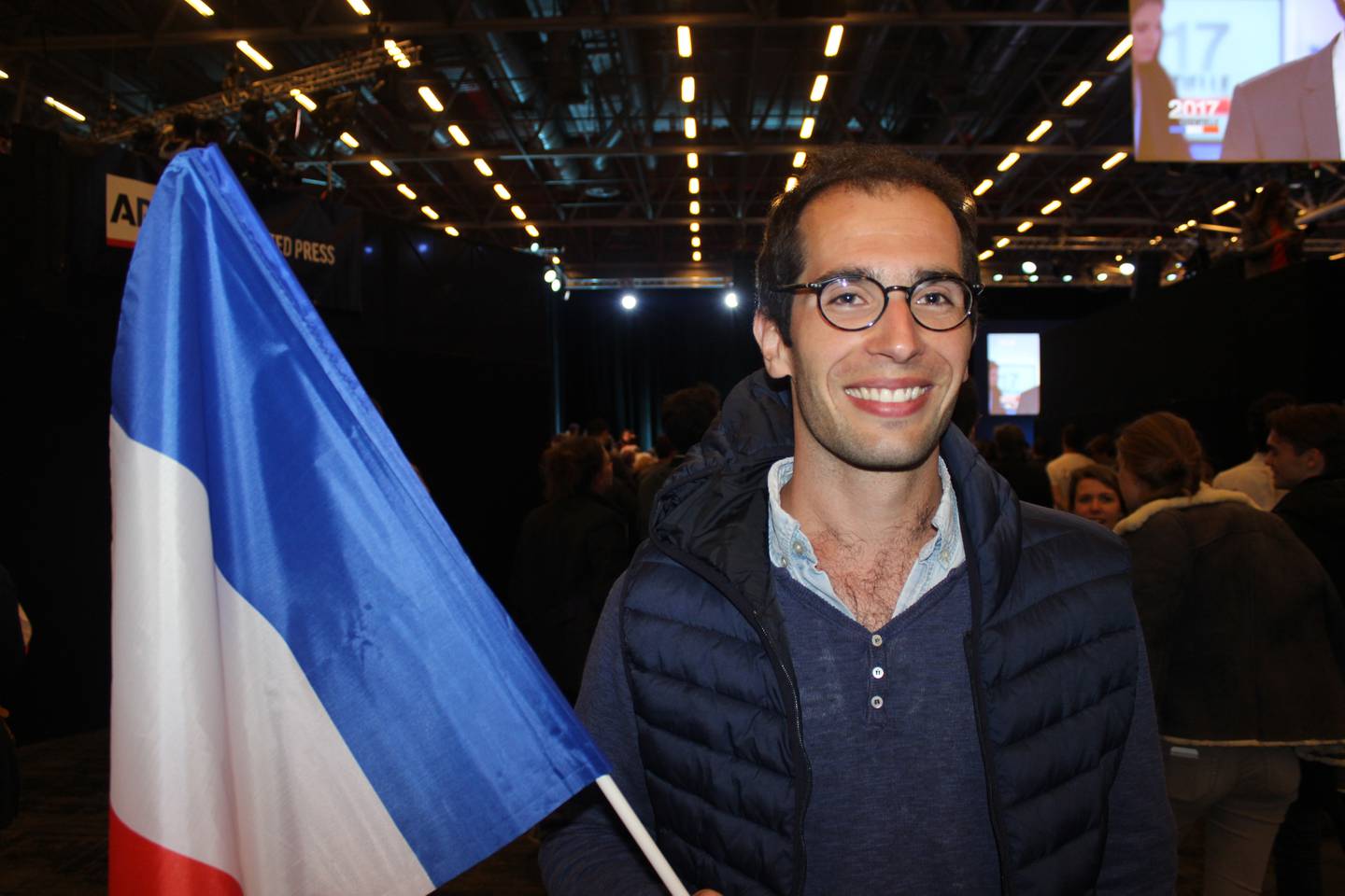 Simon Gondron (27) fra Emmanuel Macrons valgvake i Paris. 