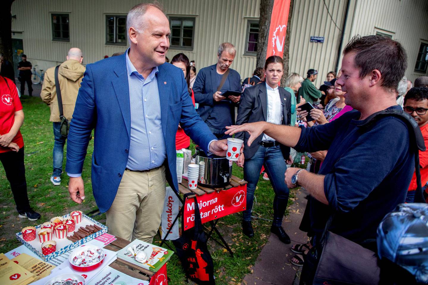 Partileder Jonas Sjöstedt møtte velgere i Göteborg sist lørdag. Vänsterpartiet går veldig fram på meningsmålingene i byene.