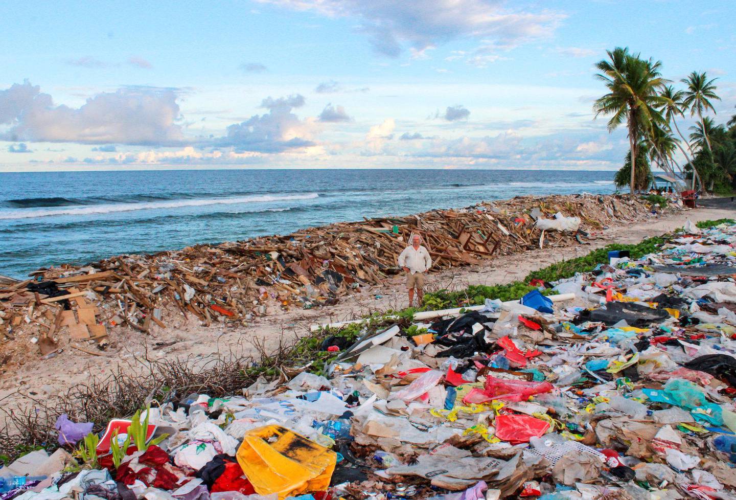 Søppeldynga i Funafuti er etter hvert blitt øyas høyeste punkt, men det lukter ingenting her siden alt organisk avfall samles inn som grisefôr.