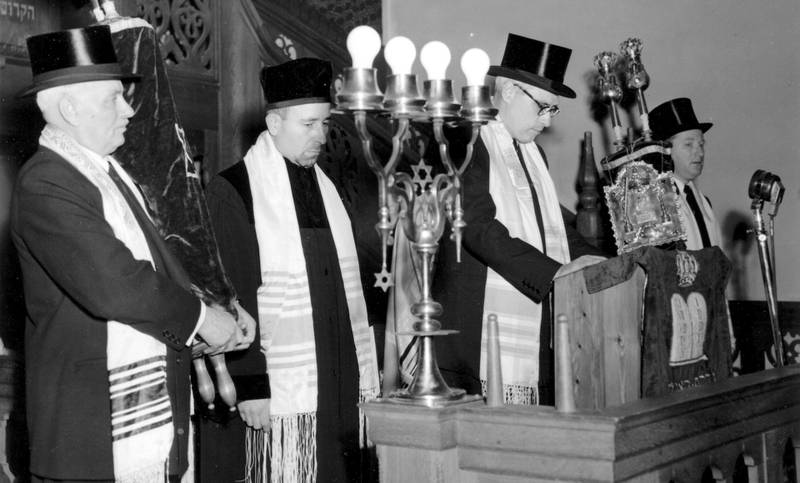 Harry Koritzinsky (nr. 2 fra h.) tok som forstander fra 1946 tak i arbeidet med å gjenreise Det Mosaiske trossamfunn. Her fra synagogen i Bergstien 13.