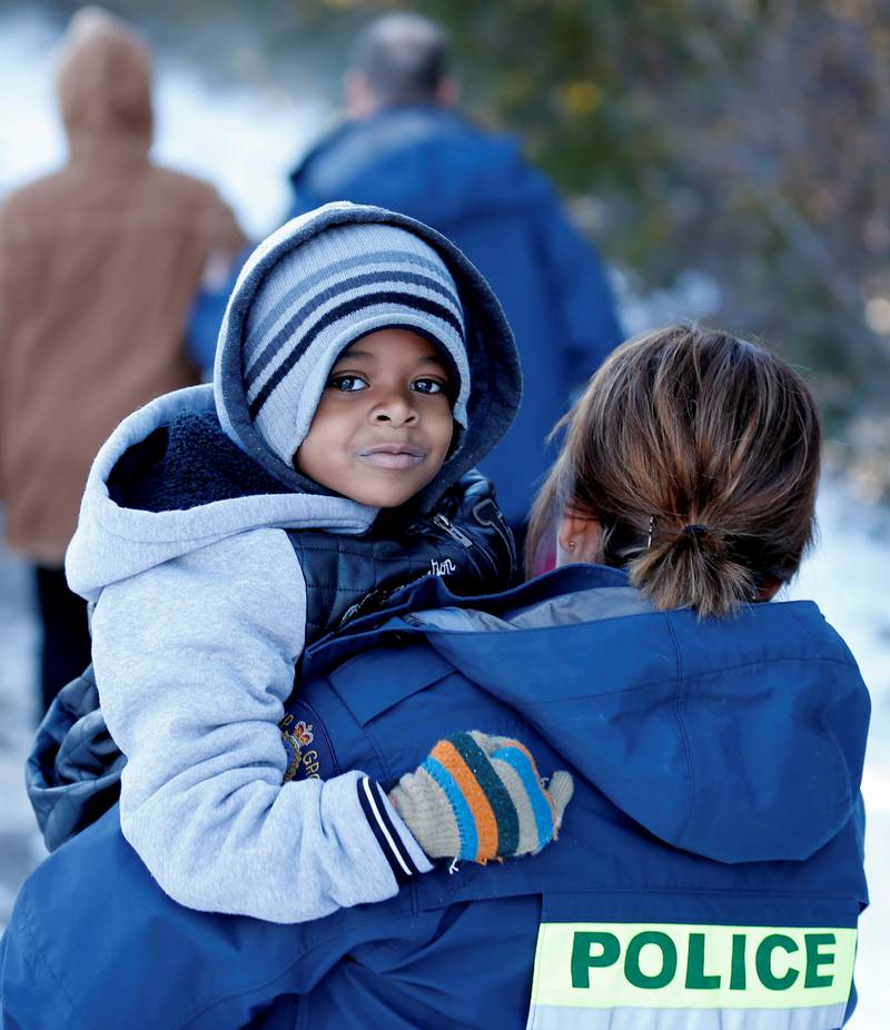 FREMME: Et barn bæres av grensepoliti.